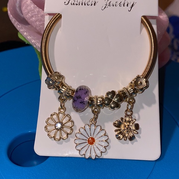 Jewelry - NWT Bracelet, with daisy flowers and chains